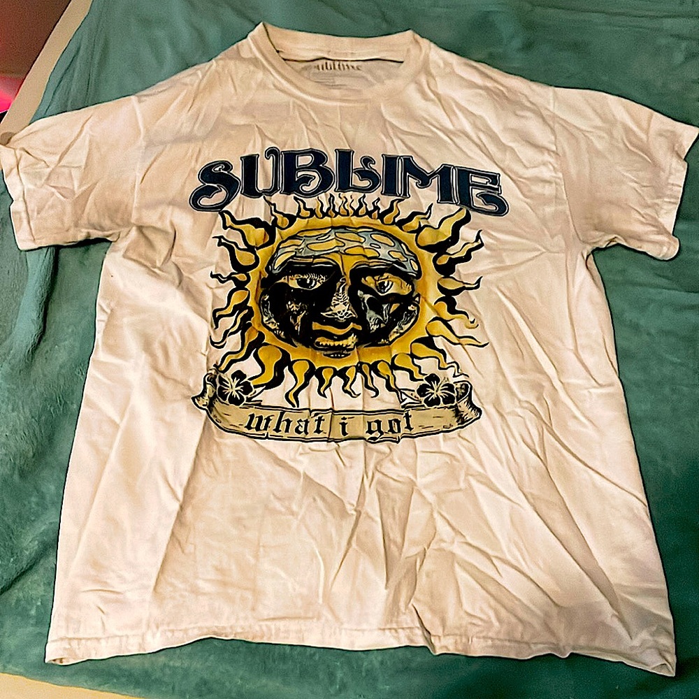 Medium sized shirt made up of 100% cotton - Picture 1 of 2